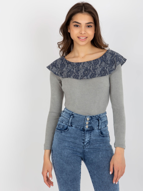 Šedá/tmavě modrá halenka s krajkovým lodičkovým výstřihem