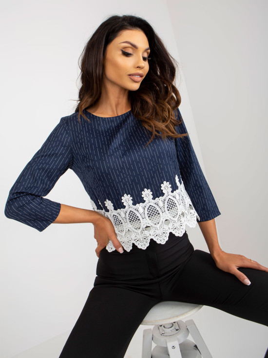 Elegantní krátká halenka s 3/4 rukávem v tmavě modré barvě