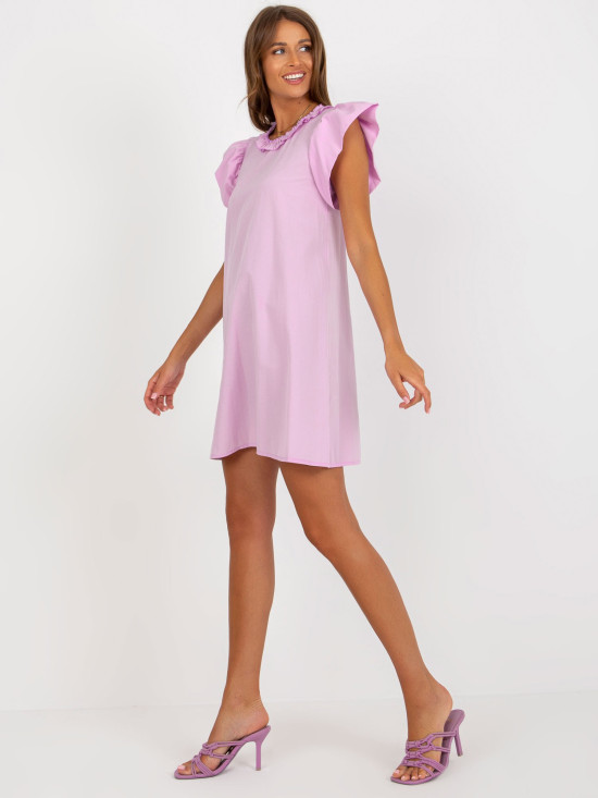 Fialové šaty s volánky na rukávech