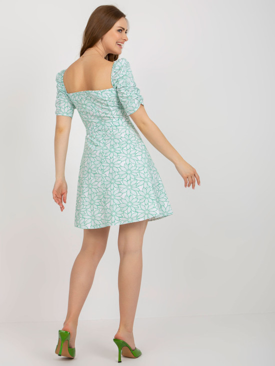 Bílo-zelené šaty s nařaseným rukávem