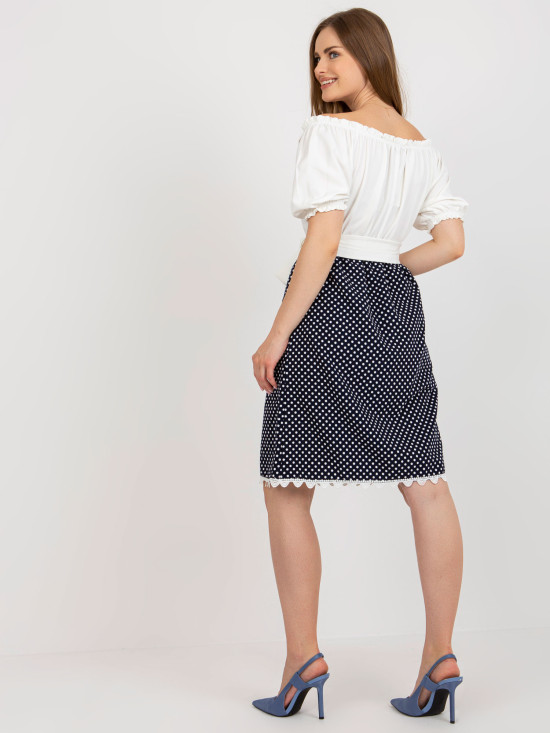 Ecru-tmavě modré tečkované šaty s vázáním