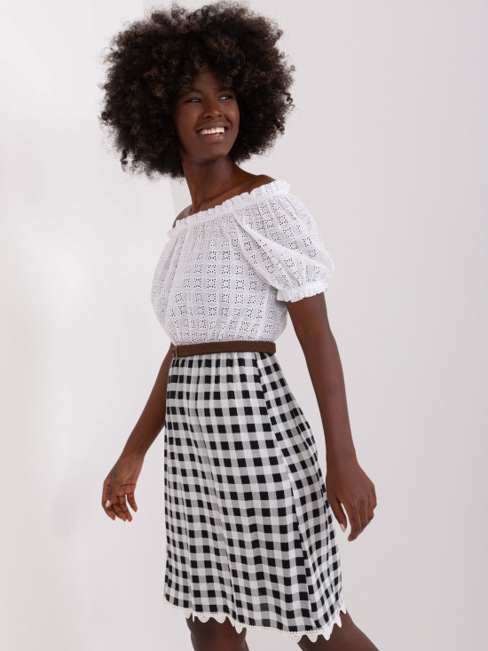 Ecru-černé šaty s páskem