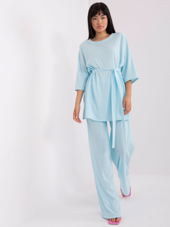 Světle modrý casual komplet s oversized blůzkou