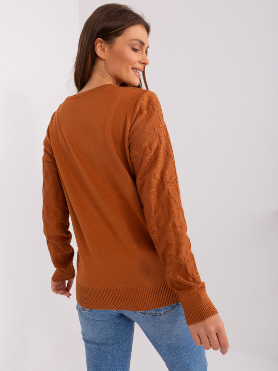 Hnědý klasický svetr s kulatým výstřihem