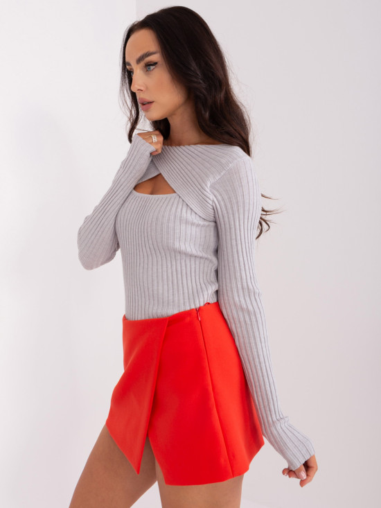 Světle šedý pruhovaný svetr z pleteniny