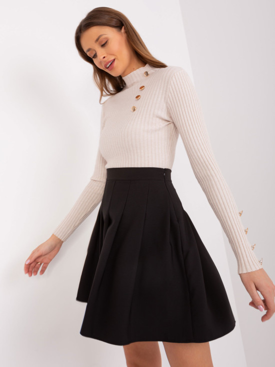 Elegantní černá rozšířená sukně