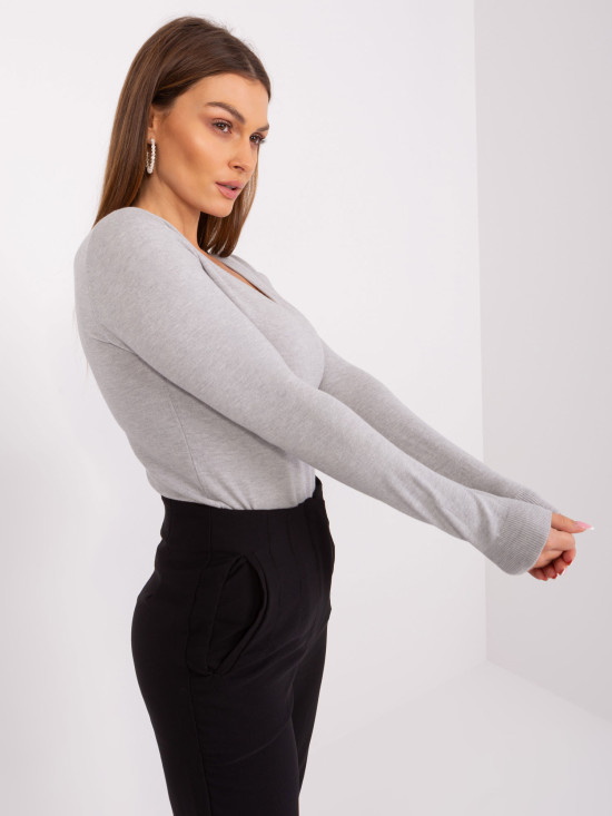 Šedý pulovr s dlouhým rukávem