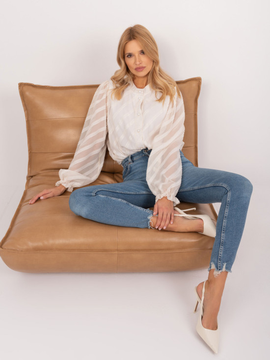 Elegantní halenka ve světle béžovém odstínu