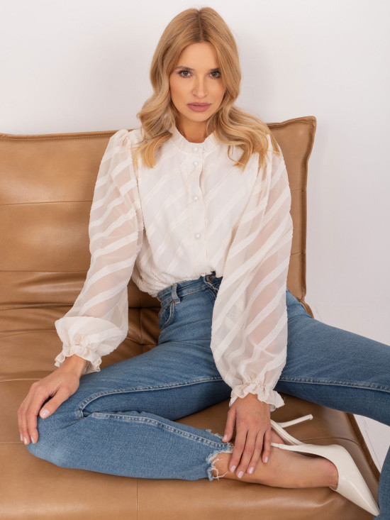 Elegantní halenka ve světle béžovém odstínu