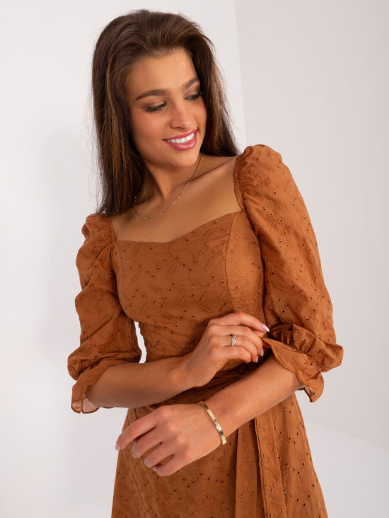 Hnědé šaty s výšivkou