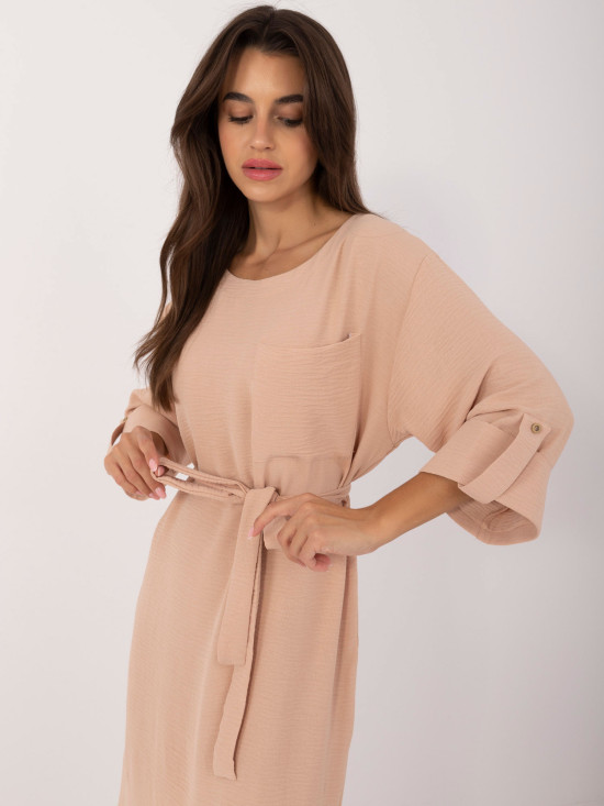 Elegantní midi šaty v camelové barvě