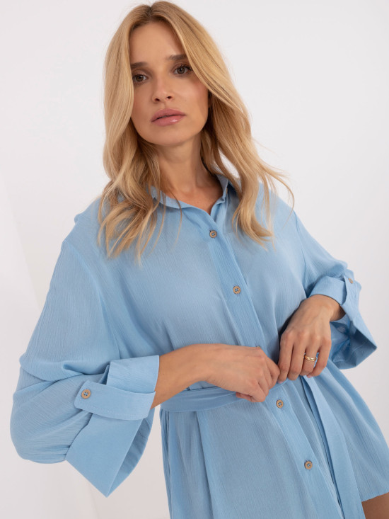 Modrá elegantní košile s páskem