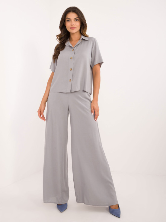 Elegantní komplet v šedé barvě