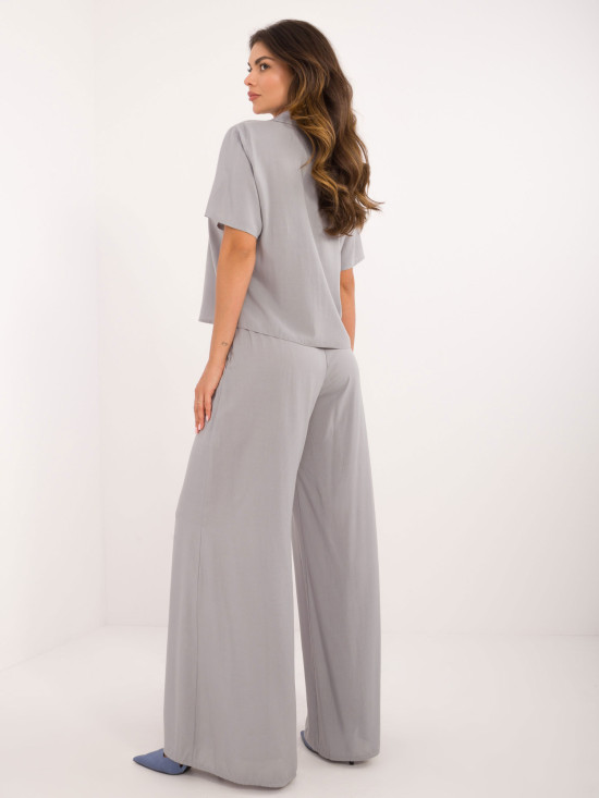 Elegantní komplet v šedé barvě