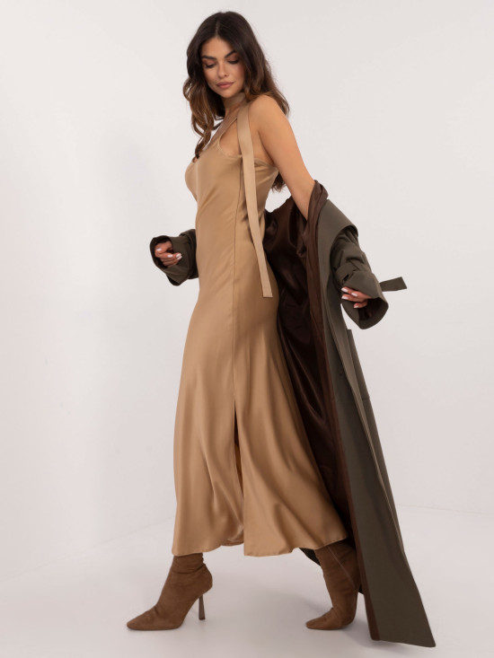 Elegantní rozšířená šaty v camelové barvě