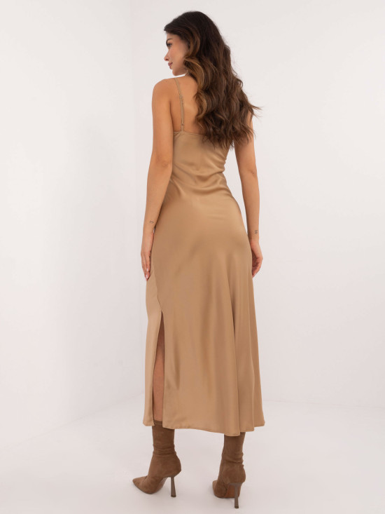 Elegantní rozšířená šaty v camelové barvě