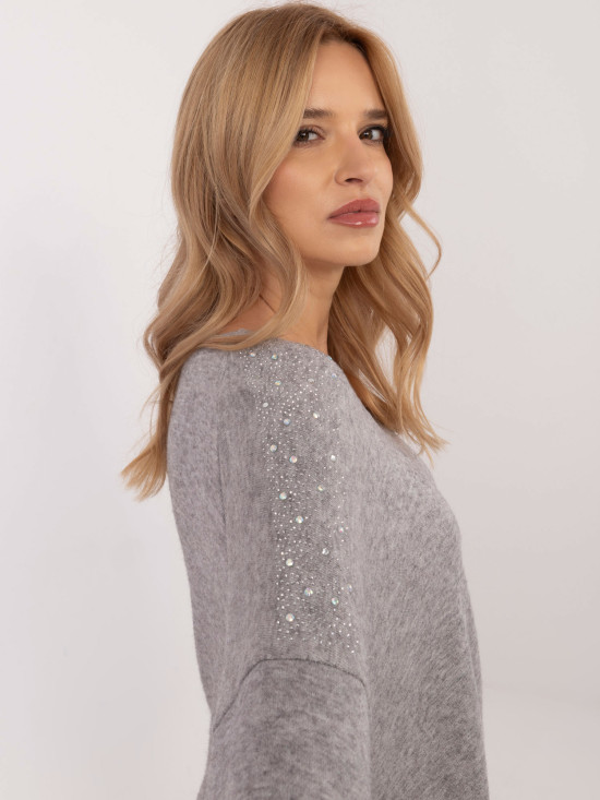 Elegantní šedý svetr s aplikací