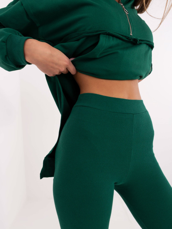 Stylový komplet s kapucí v tmavě zelené barvě