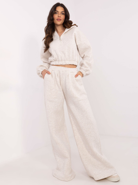 Stylový komplet v jasném béžovém