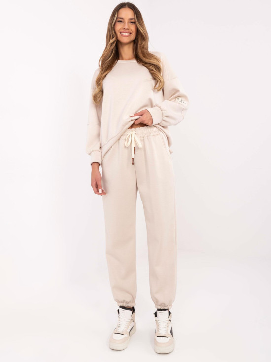 Béžový komplet s dlouhým rukávem