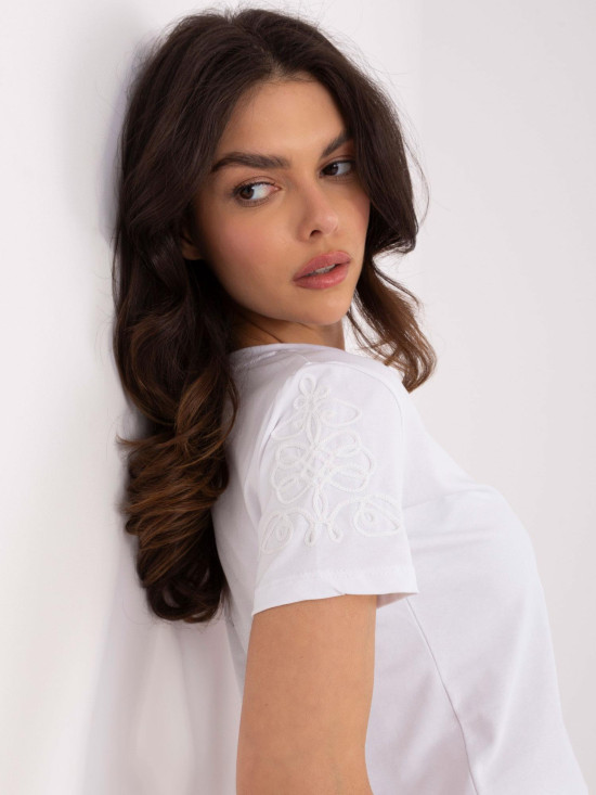 Bílé tričko s krátkým rukávem a výšivkou