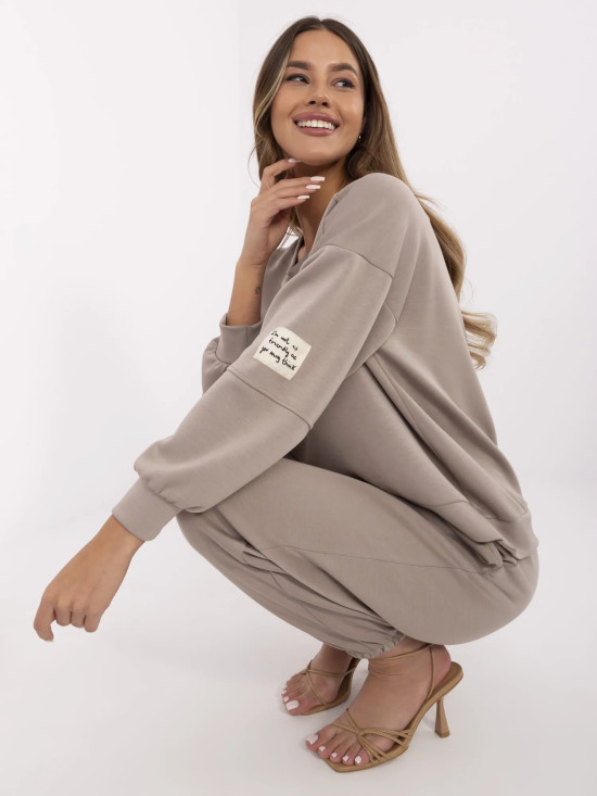 Stylový komplet v tmavě béžové barvě