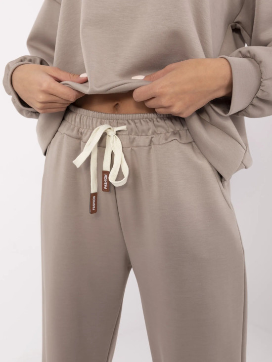 Stylový komplet v tmavě béžové barvě