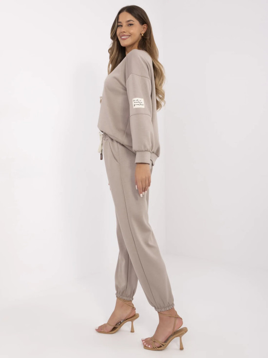 Stylový komplet v tmavě béžové barvě