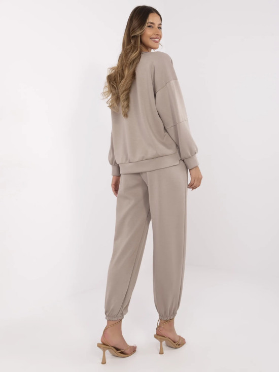 Stylový komplet v tmavě béžové barvě