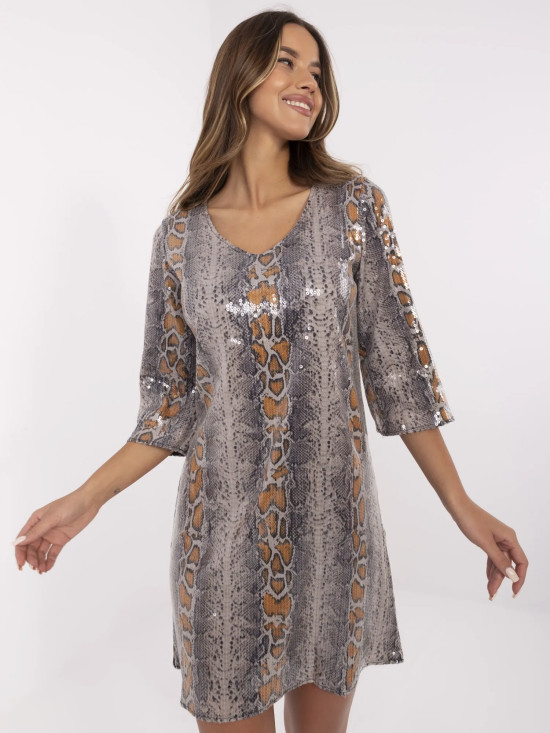 Elegantní béžové koktejlové šaty se zvířecím vzorem