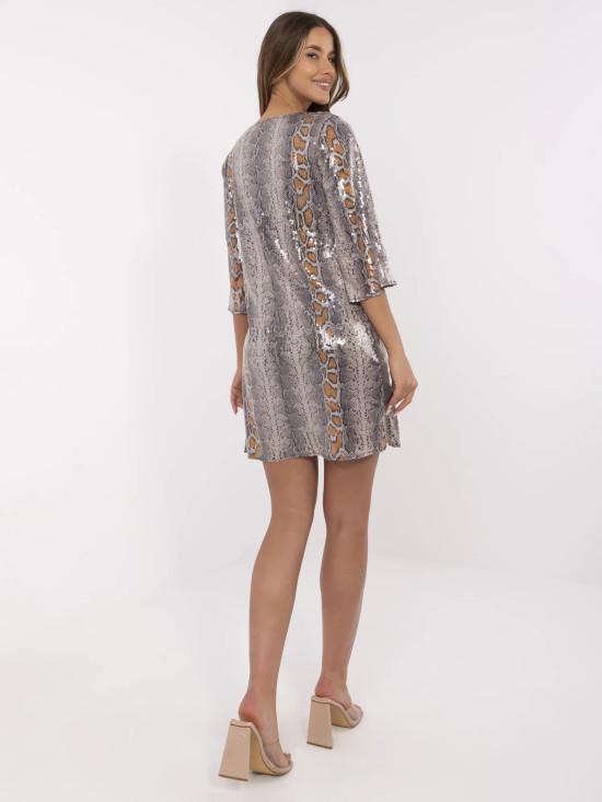 Elegantní béžové koktejlové šaty se zvířecím vzorem