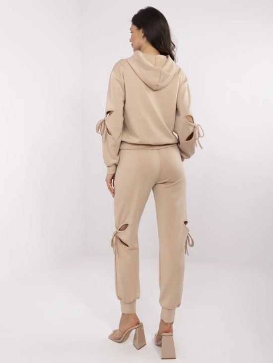 Béžový komplet s dlouhým rukávem