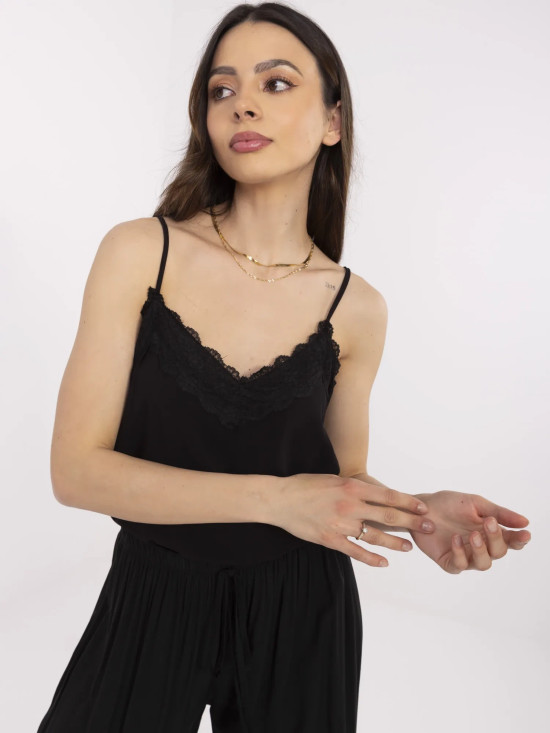 Elegantní černý top s krajkou