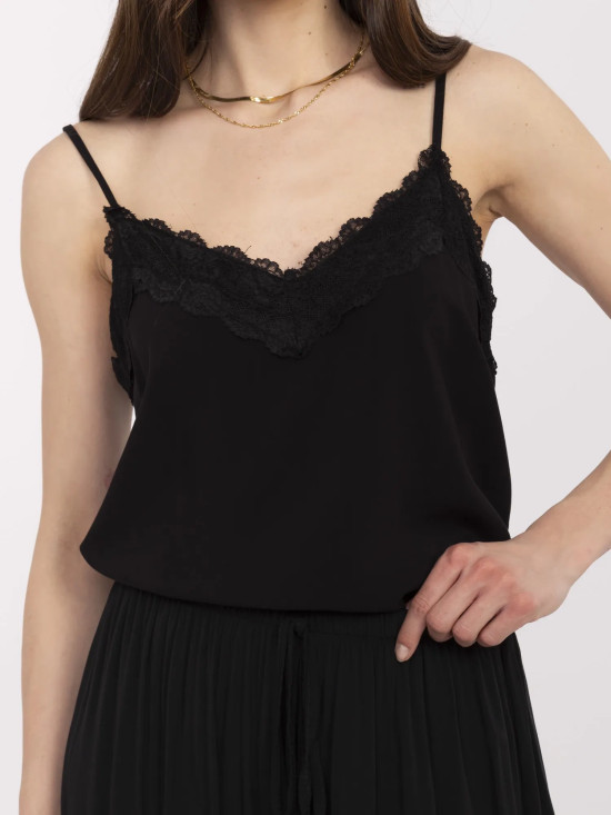Elegantní černý top s krajkou