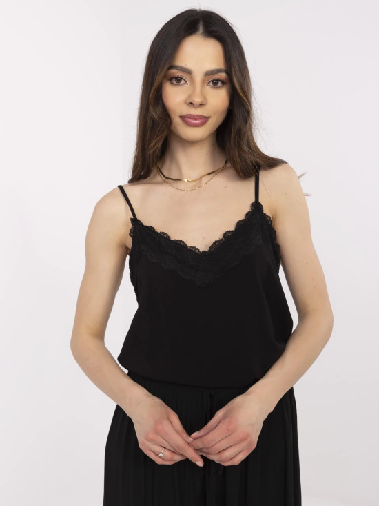 Elegantní černý top s krajkou