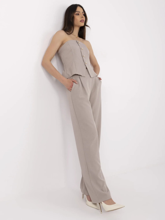 Elegantní komplet v béžové barvě