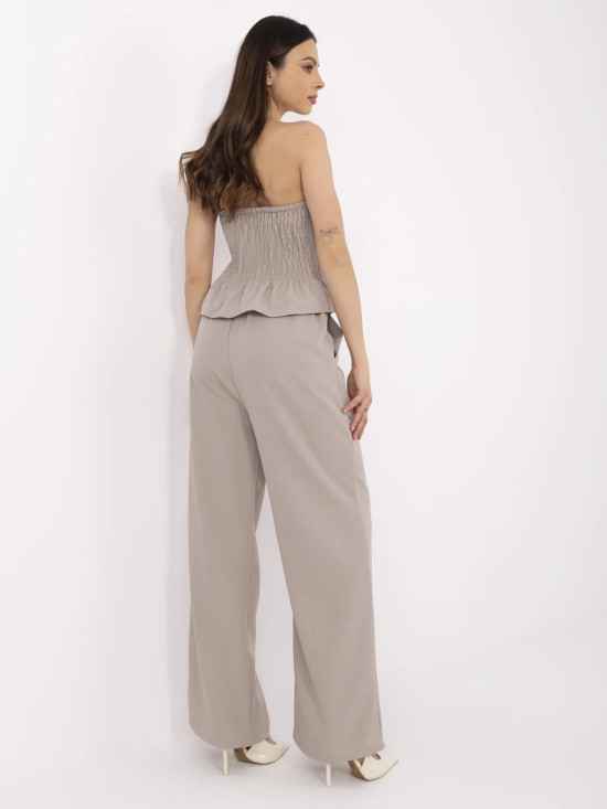 Elegantní komplet v béžové barvě