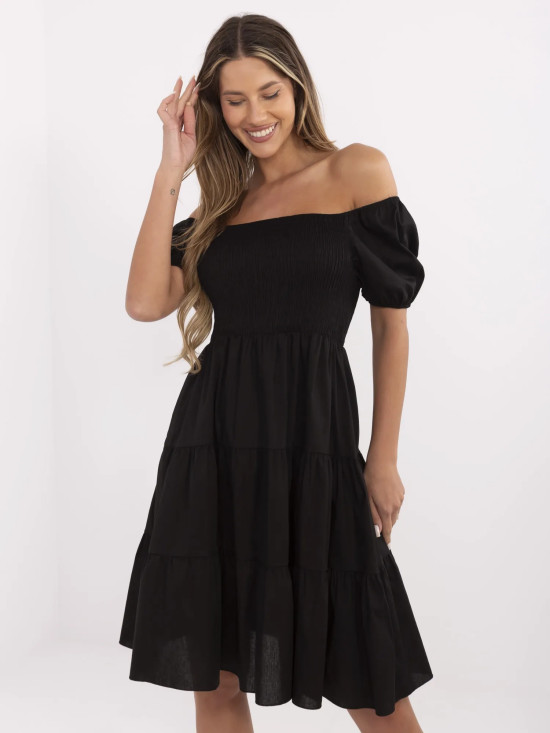 Rozšířené černé šaty s krátkym rukávem