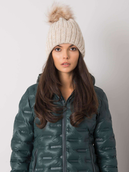 Béžová zateplená čepice s aplikacemi