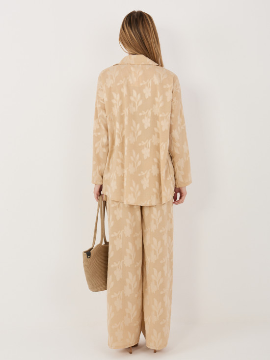 Béžová souprava s košilí a kalhotami