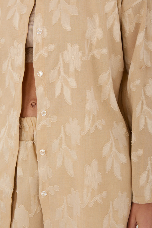 Béžová souprava s košilí a kalhotami