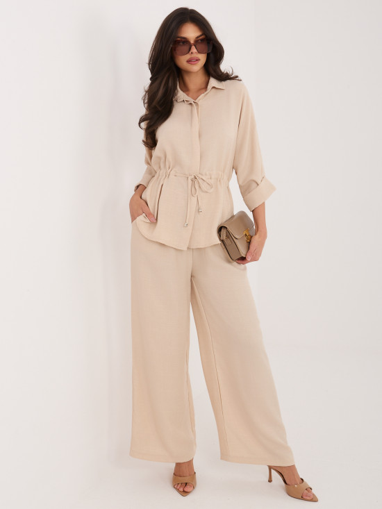 Béžová souprava s košilí a širokými kalhotami
