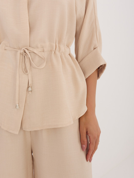 Béžová souprava s košilí a širokými kalhotami