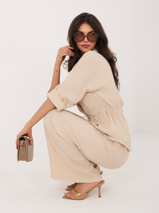 Béžová souprava s košilí a širokými kalhotami