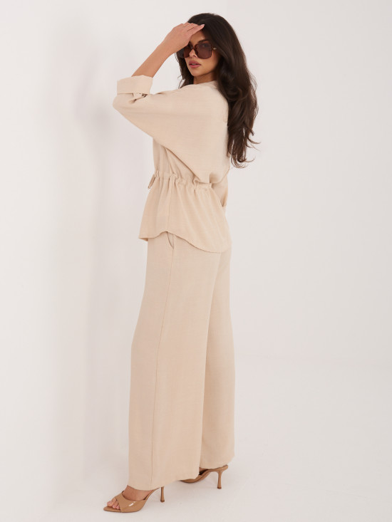 Béžová souprava s košilí a širokými kalhotami