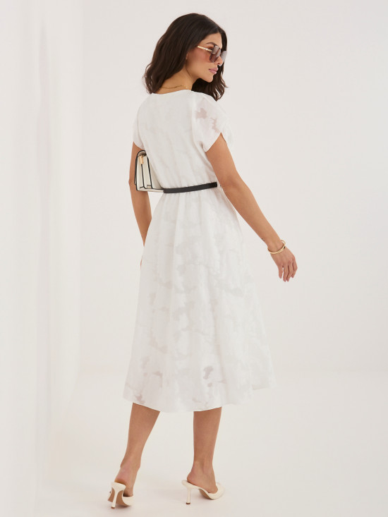 Bílé elegantní midi šaty s páskem