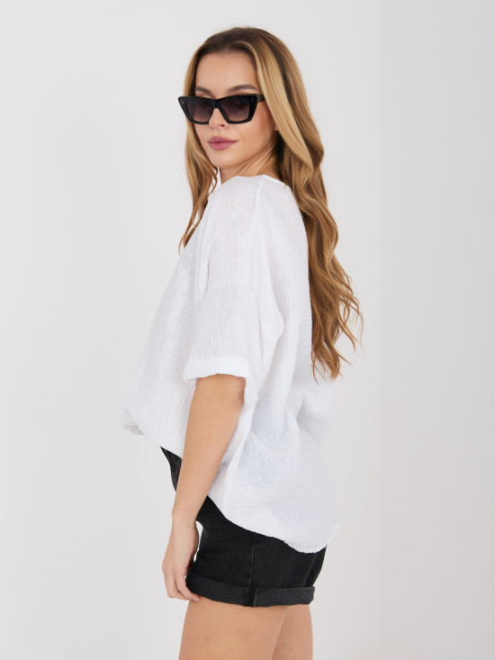 Bílá halenka s V výstřihem a strukturovaným materiálem