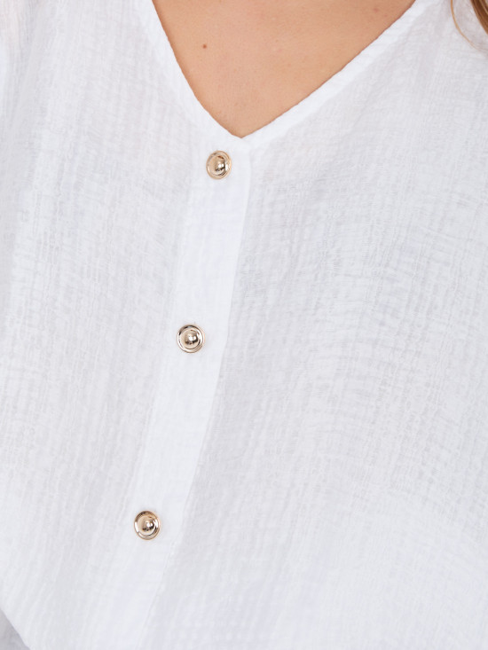 Bílá halenka s V výstřihem a strukturovaným materiálem
