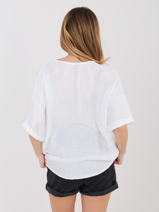 Bílá halenka s V výstřihem a strukturovaným materiálem