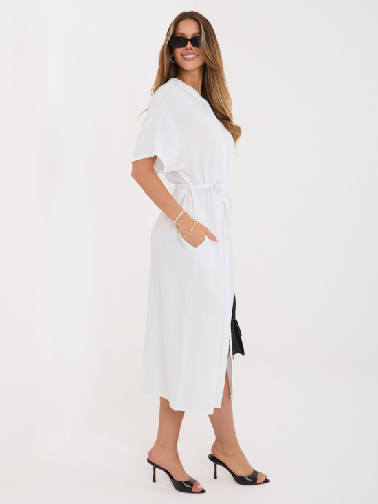 Bílé rozšířené midi šaty s páskem a kapsami